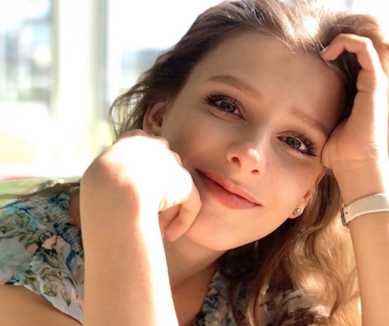 Свадебные слухи: Лиза Арзамасова показала кольцо на том самом пальце