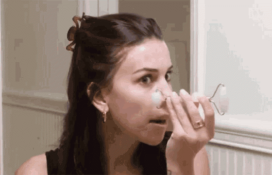 Массажеры для лица: пытаемся разобраться, нужен ли в косметичке кварцевый роллер