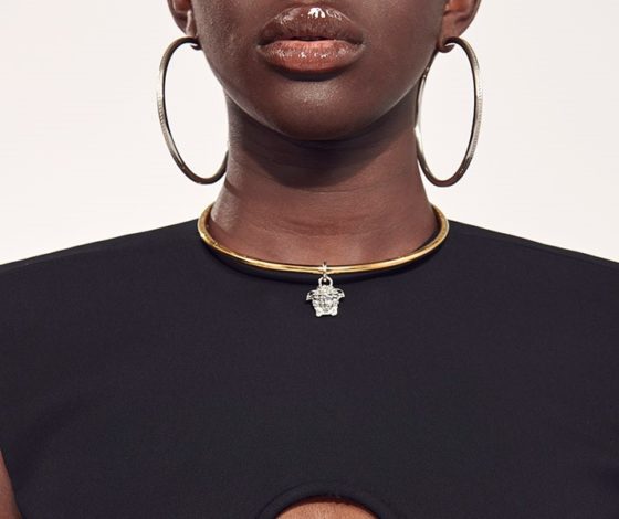 Яркие панамы и браслет на ногу: Versace выпустили коллекцию аксессуаров и украшений