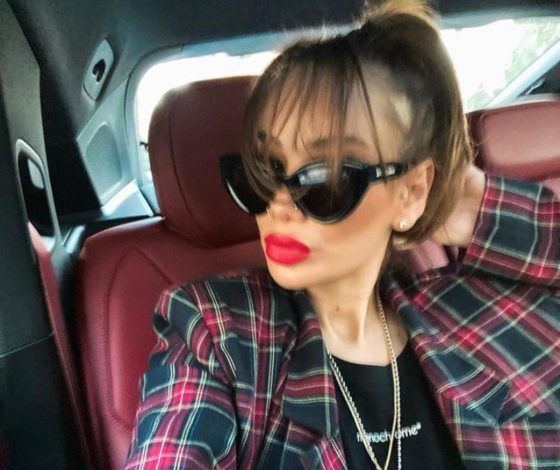 Сколько стоит: футболка Айзы Долматовой