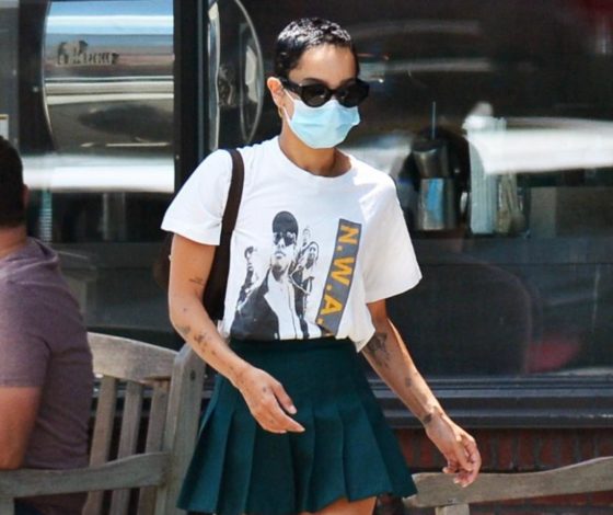 Футболка и теннисная юбка: как бюджетно повторить крутой образ Зои Кравиц