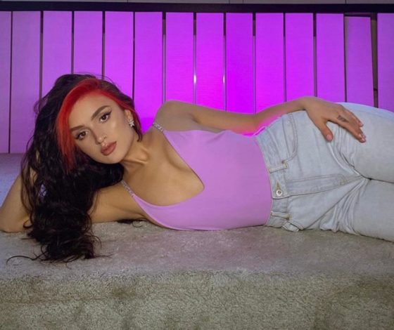 Тай-дай и оверсайз: как одеваются главные звёзды русского TikTok