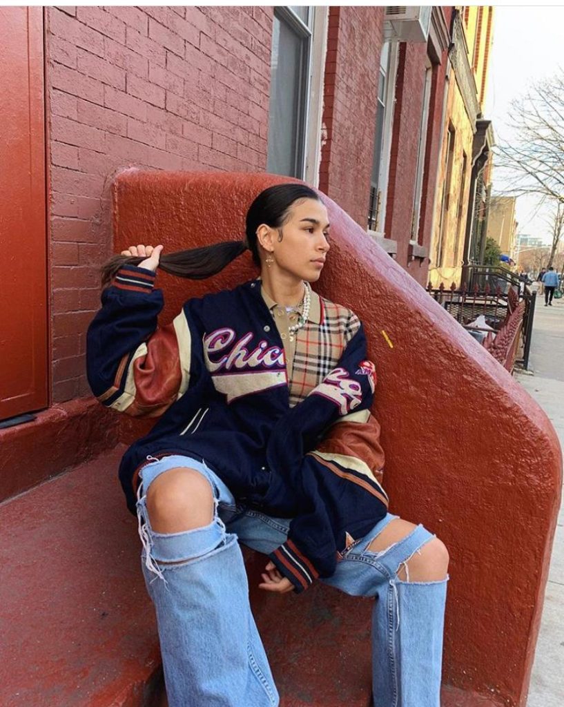 Носи такие джинсы с рубашкой и мужским бомбером. Фото: @e_ttg