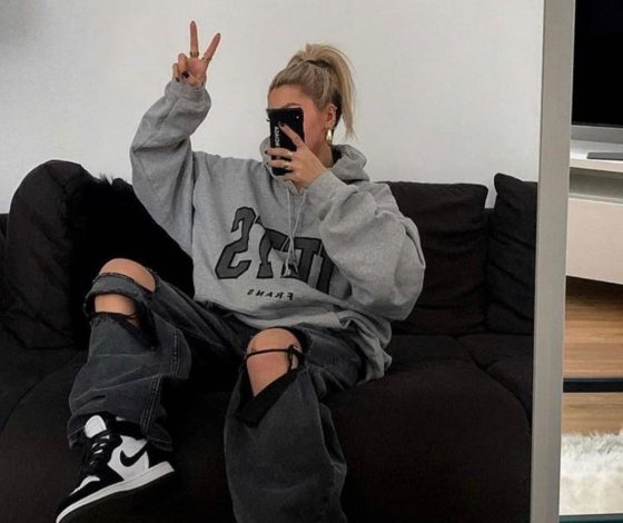 На примере модных блогеров: как носить джинсы с разрезами