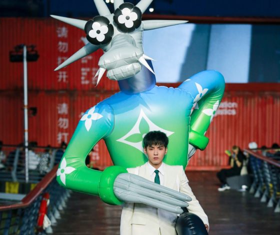 Louis Vuitton провёл показ в Шанхае с надувными игрушками: рассказываем, как это было