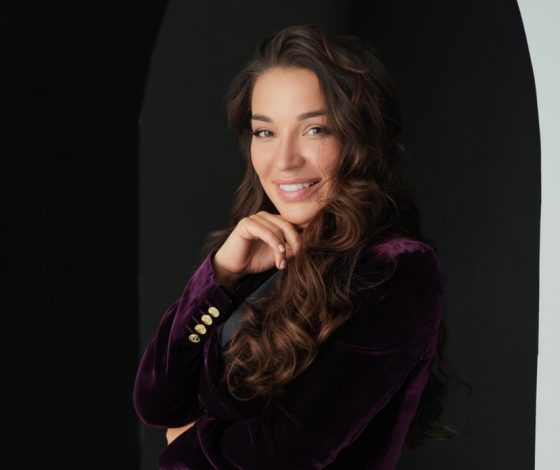 Платья из бархата и костюмы со стразами: Sol AngelAnn выпустили новую коллекцию