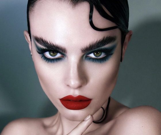 Осенние тренды в макияже и прическах: все оттенки синего, новая готика и челка Джейн Биркин