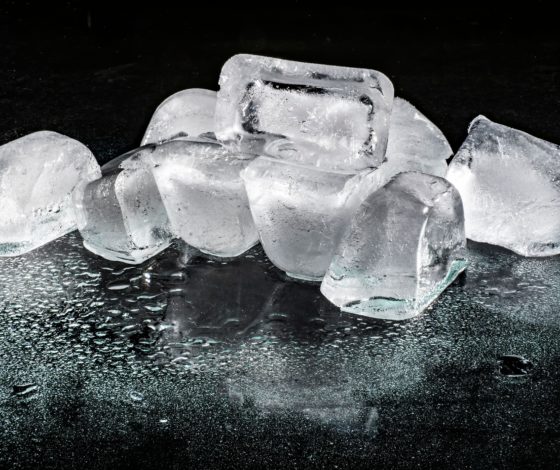 Против отеков, синяков и для упругости: с чем делать кубики льда этим летом