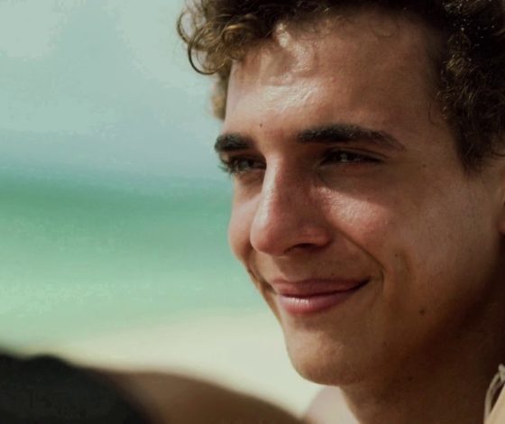 Откровенный топ: горячие фото звезд «Бумажного дома»