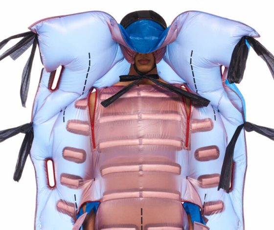 Треш дня: Moncler представил очень странные пуховики, напоминающие тараканов