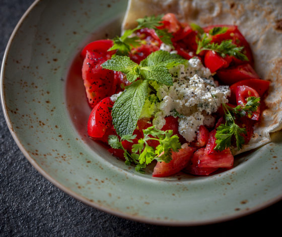 Салат лалеби, острые помидоры, пури с телятиной: новое сезонное меню в грузинском ресторане «Ткемали»