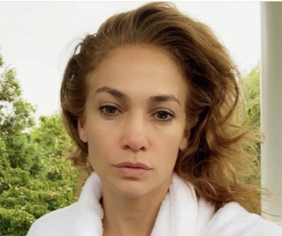 Джей Ло и другие: звезды делятся фото без макияжа