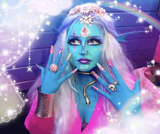 Трешачок: девушка каждый день красит лицо и тело синей краской, чтобы быть похожей на пришельца