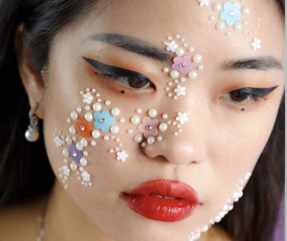 Цветы со стразами и звезды: наклейки от прыщей на любой вкус