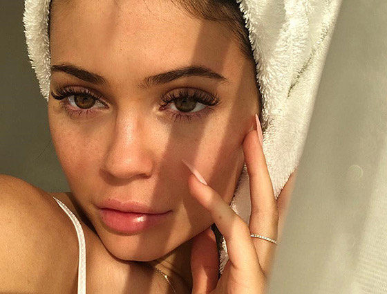 «Голое» лицо: топ фото Кайли Дженнер без макияжа