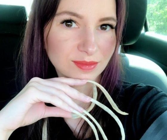 Видео дня: россиянка с самыми длинными ногтями рассталась с ними в прямом эфире