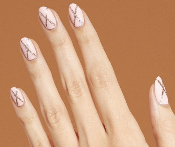 Новый тренд из Instagram: нюдовый маникюр с золотой фольгой