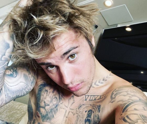 Бекон, флакон духов и непонятные слова: самые нелепые тату звезд