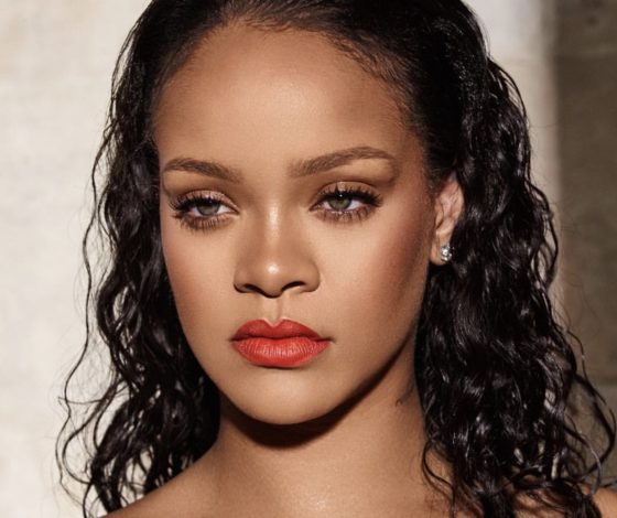 «Мой тип кожи – сложный»: Рианна рассказала, как борется с акне