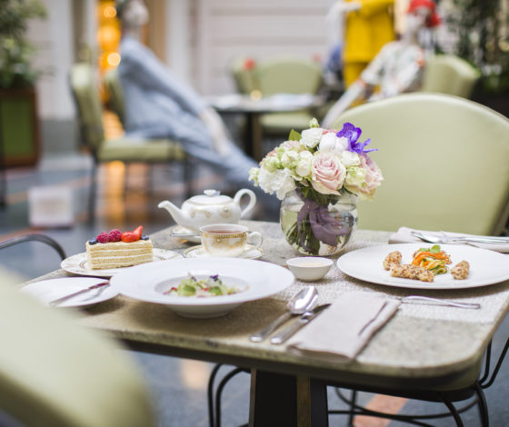 Меню от повара со звездой «Мишлен» и живая музыка: рестораны Гранд Отеля Европа снова открыты