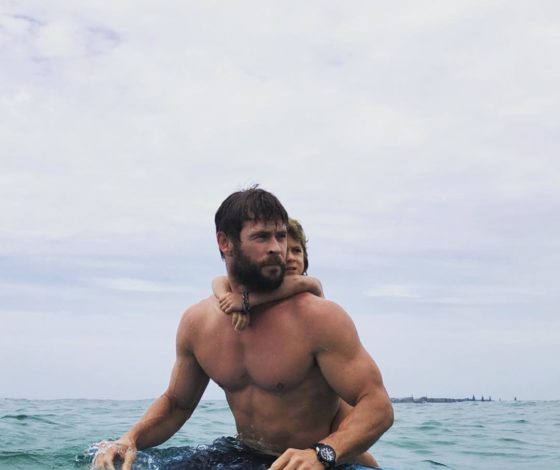 Двойняшки в костюмах Тора: Крис Хемсворт показал подросших сыновей