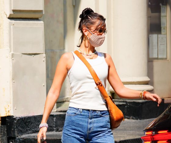 Обсуждают в Сети: Белла Хадид носит чёрные лоферы с белыми носками