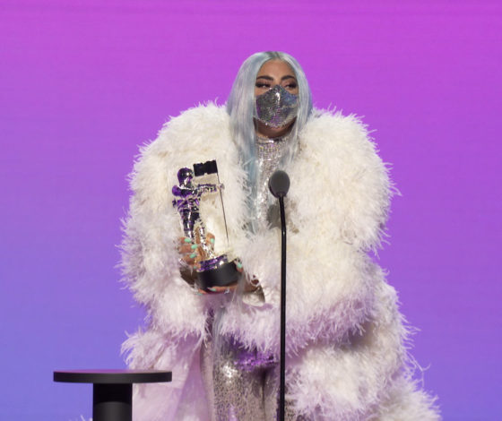 Платье с перьями и латексный костюм: все наряды Леди Гаги на премии MTV Video Music Awards 2020