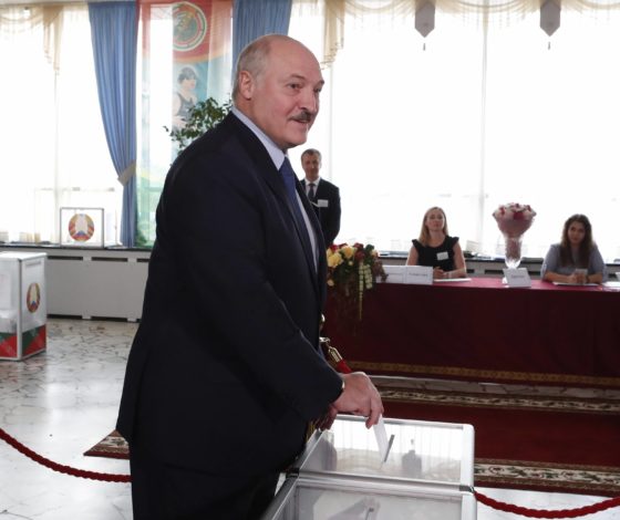 Около 300 тысяч демонстрантов, Лукашенко с автоматом и оцепление резиденции президента: собрали итоги пятнадцатого дня протестов в Беларуси