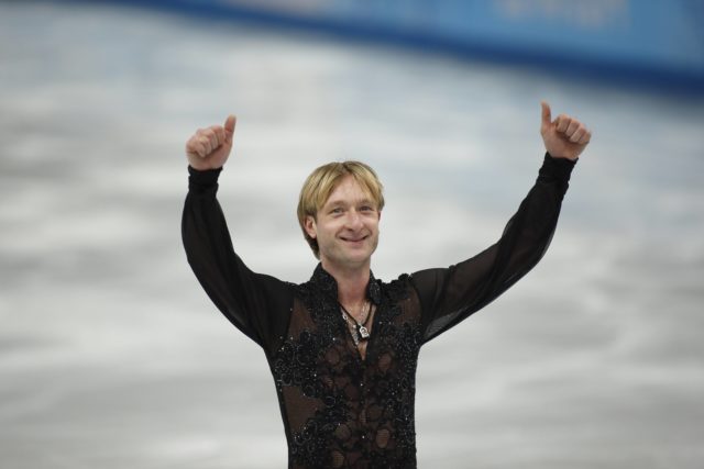 «Я уже катаюсь, вращаюсь и прыгаю!»: Евгений Плющенко объявил о возвращении в спорт после сложнейшей операции на позвоночнике