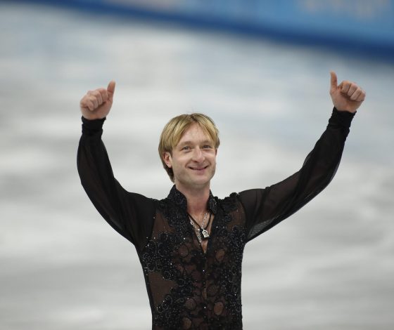 «Я уже катаюсь, вращаюсь и прыгаю!»: Евгений Плющенко объявил о возвращении в спорт после сложнейшей операции на позвоночнике