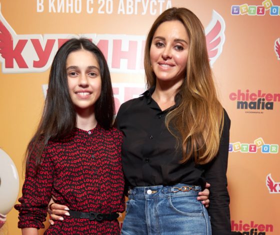 Анжелика и Алиса Ревва на премьере анимационной комедии «Куриный забег»