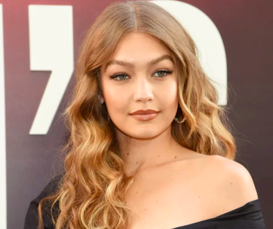 От тёти Версаче и Свифт: Джиджи Хадид поделилась новым фото дочки с подарками