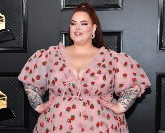 Главный тренд в Сети: рассказываем, почему все хотят розовое платье с клубничным принтом