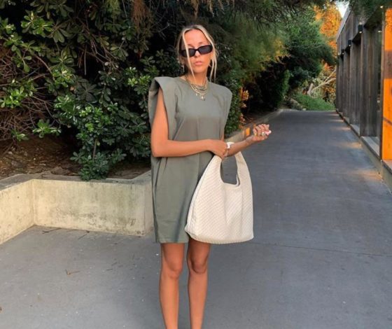 Новый тренд: 10 платьев с подплечниками на лето