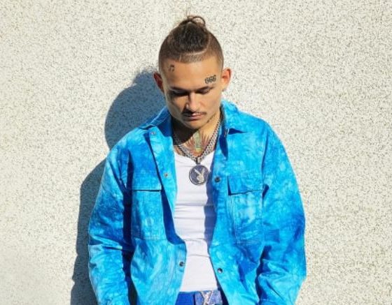 Боди, худи, рубашки и «тай-дай»: рассказываем о новом мерче Моргенштерна