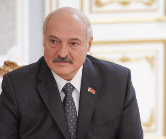 Увольнения госслужащих, акции против насилия и более тысячи задержанных: собрали итоги четвёртого дня столкновений в Беларуси и реакцию звезд