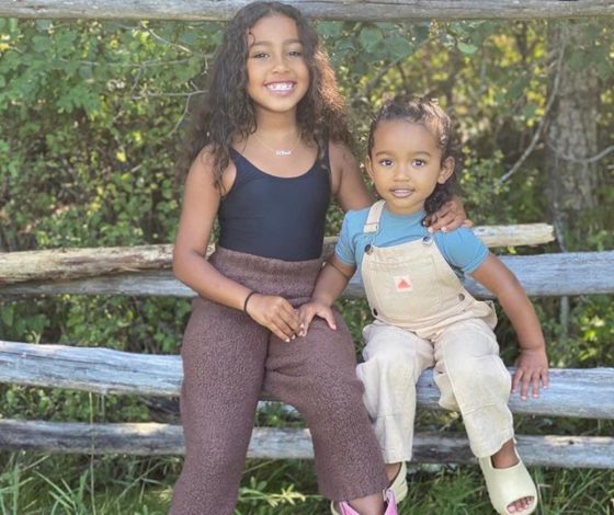 Норт Уэст носит розовые казаки: рассказываем, сколько они стоят