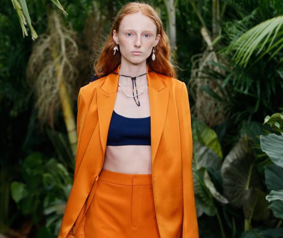 Оранжевые костюмы и рубашки с принтами: показ Jason Wu на Неделе моды в Нью-Йорке