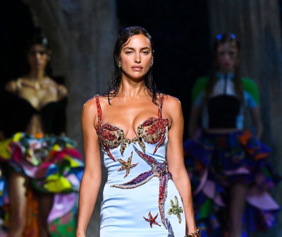 Ирина Шейк с декольте на показе Versace SS21