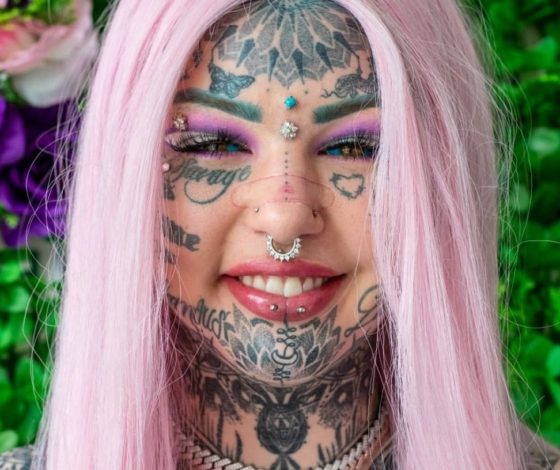 В стиле графа Дракулы: австралийская модель с тату по всему телу вставила себе вампирские клыки