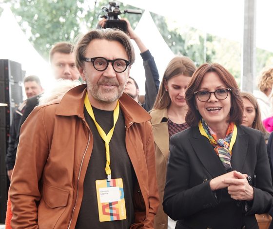 Сергей Шнуров, Тина Канделаки и Елена Крыгина на выставке в рамках Russian Creativity Week