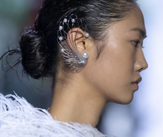 Жемчуг и массивные цепи: какие украшения носить этой осенью