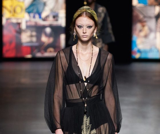 Кружево и костюмы в коллекции Dior SS21