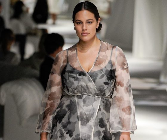 Эшли Грэм в полупрозрачном платье на показе Fendi SS21