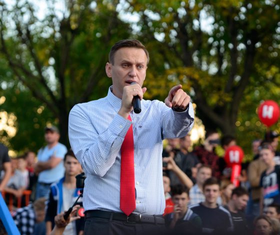 Реагирует на речь окружающих: Алексея Навального вывели из комы