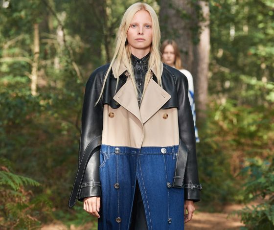 Очень высокие сапоги и тренчи из денима и кожи в коллекции Burberry SS21