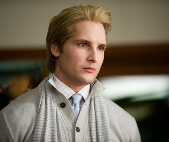 Минус 14 килограммов: отец Эдварда Каллена похудел и показал пресс