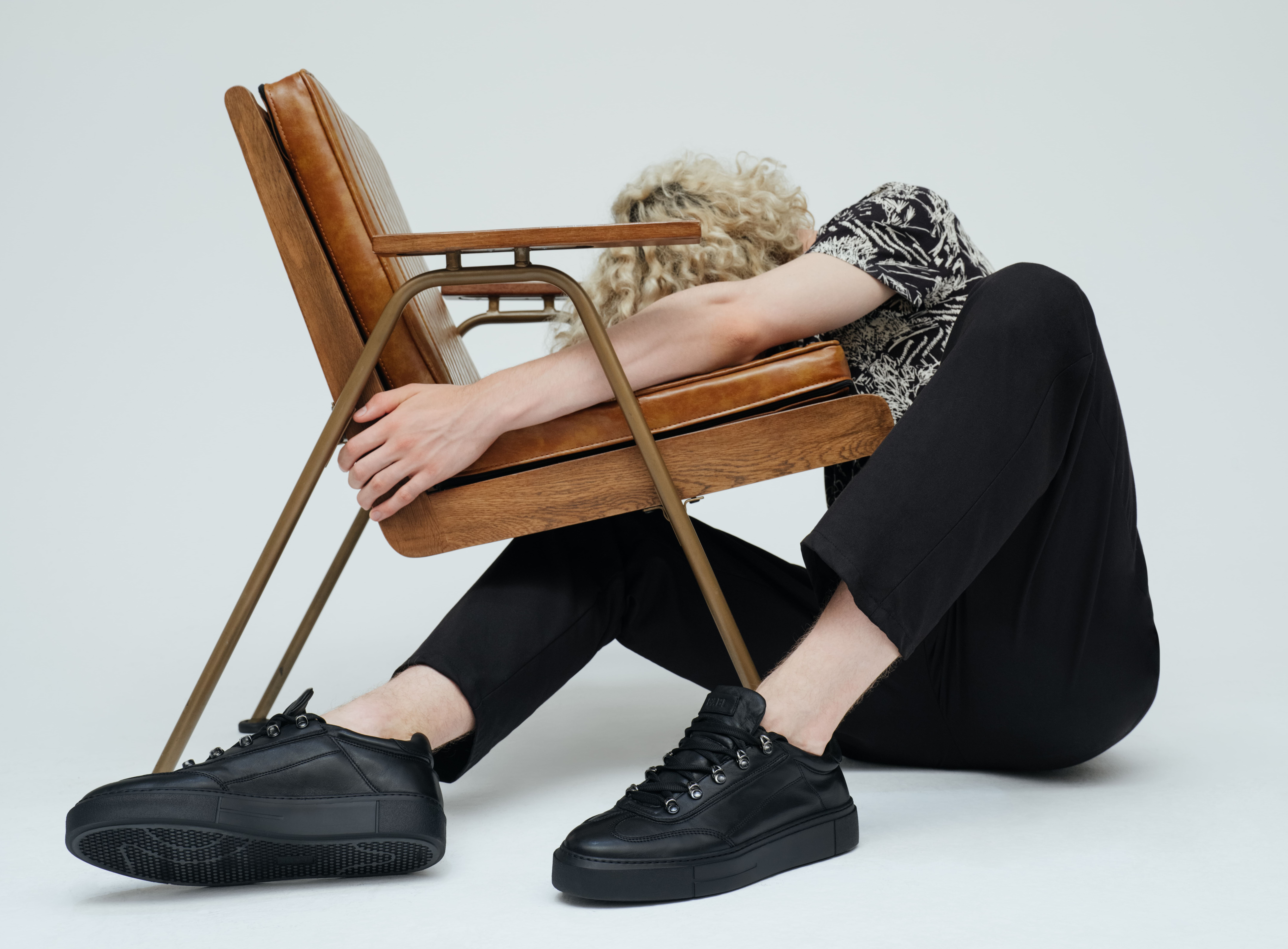 Белые сапоги и грубые ботинки: все тренды осени в лукбуке NO ONE