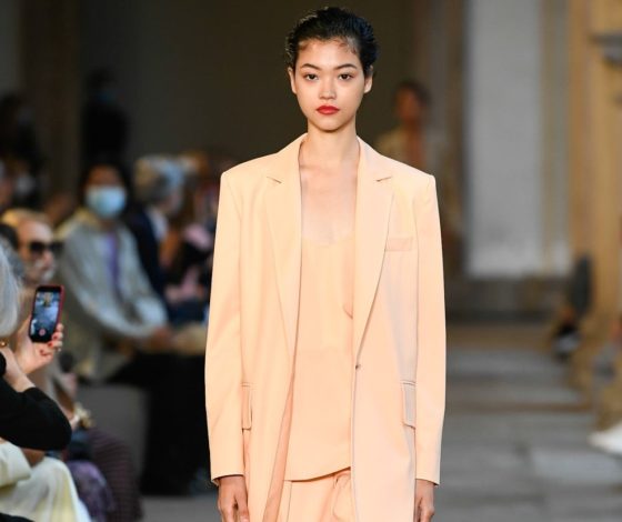 Монохромные образы на показе Max Mara в Милане