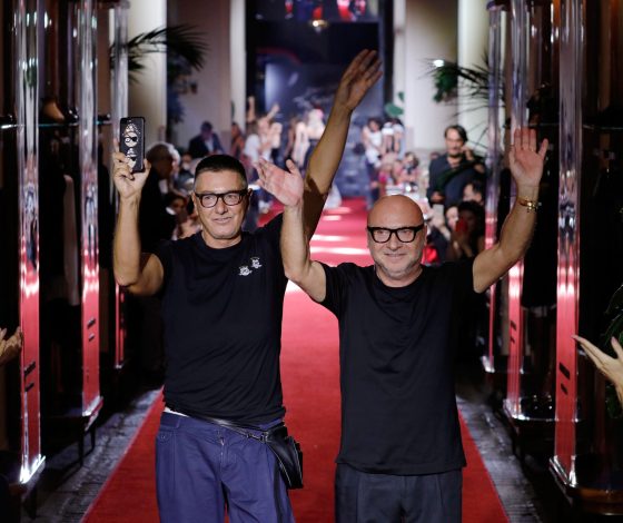 Dolce&Gabbana выпустили мужскую коллекцию для России: пиджаки и джинсовые куртки для бойфренда